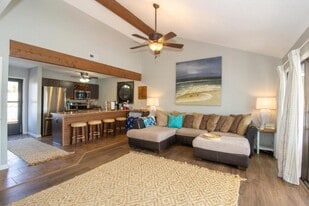 108 Robinwood Dr in Lake Ozark, MO - Building Photo