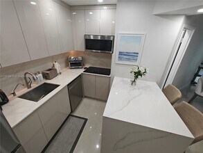 825 Brickell Bay Dr in Miami, FL - Building Photo - Building Photo