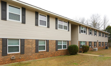 Field Crest Apartments in Tuscaloosa, AL - Building Photo - Building Photo