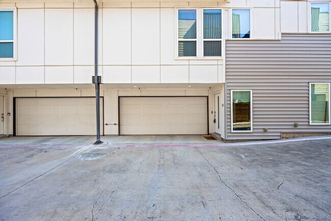 4690 Monarch St, Unit 20 in Dallas, TX - Building Photo - Building Photo