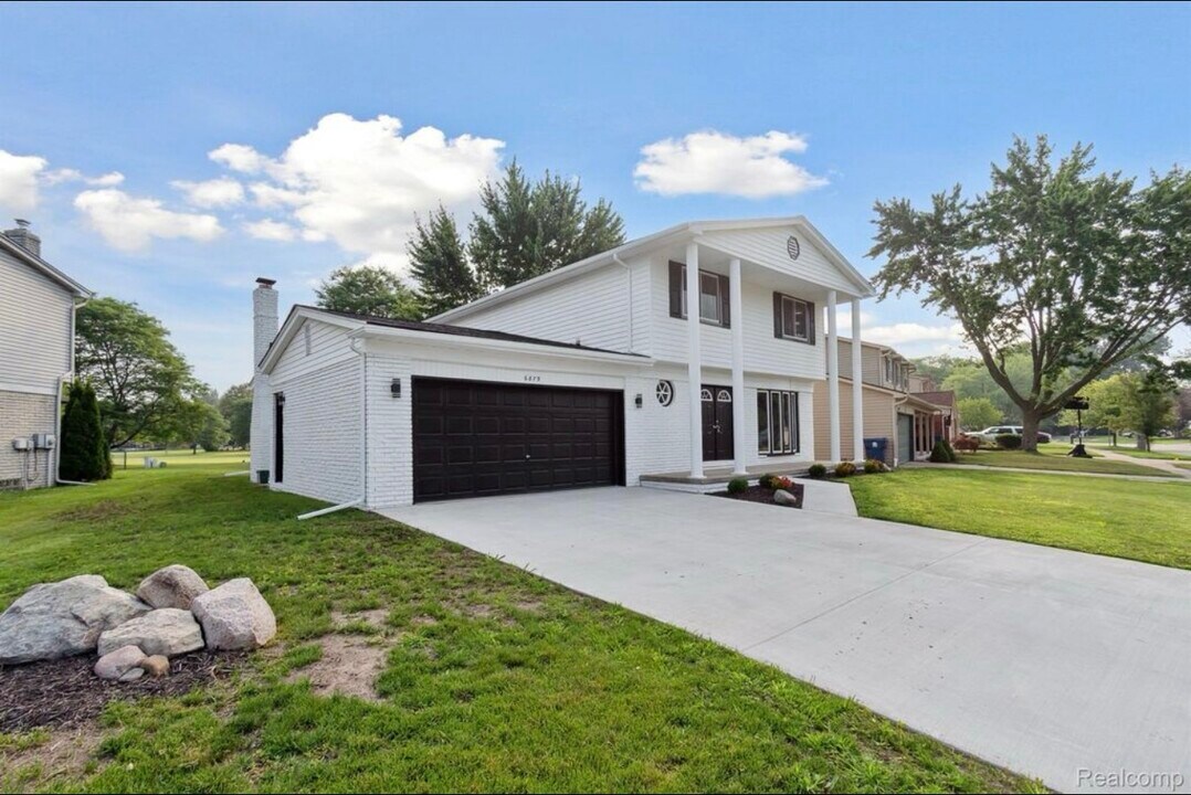 6879 Brookshire Dr in Canton Township, MI - Building Photo