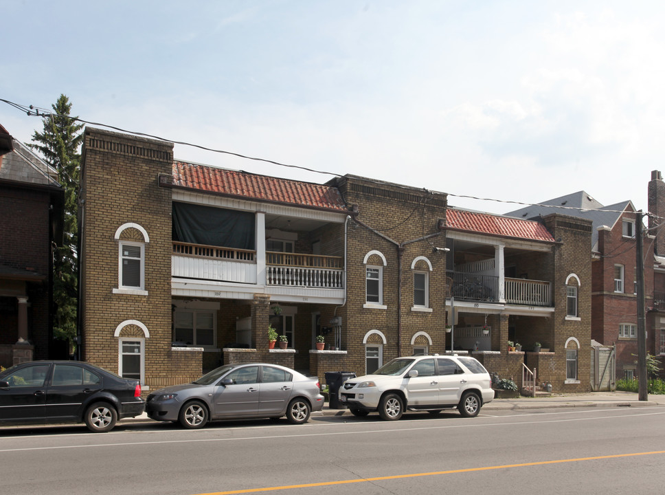 187-195 Annette St in Toronto, ON - Building Photo