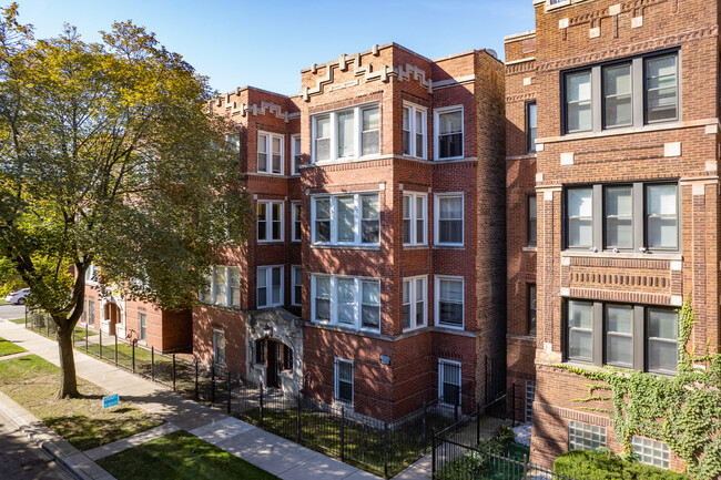 6748 S Clyde Ave in Chicago, IL - Building Photo - Building Photo