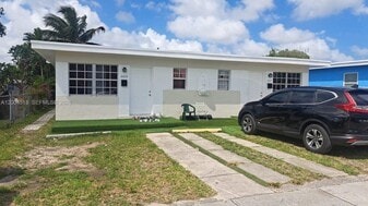 2457 NW 35th St in Miami, FL - Building Photo