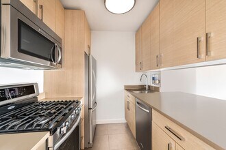 171 E 84th St in New York, NY - Building Photo - Building Photo