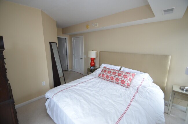 1021 N Garfield St, Unit 735 in Arlington, VA - Building Photo - Building Photo