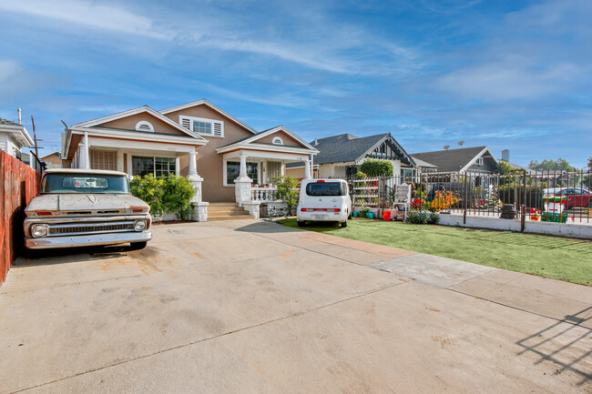 4406 S Gramercy Pl in Los Angeles, CA - Building Photo - Building Photo