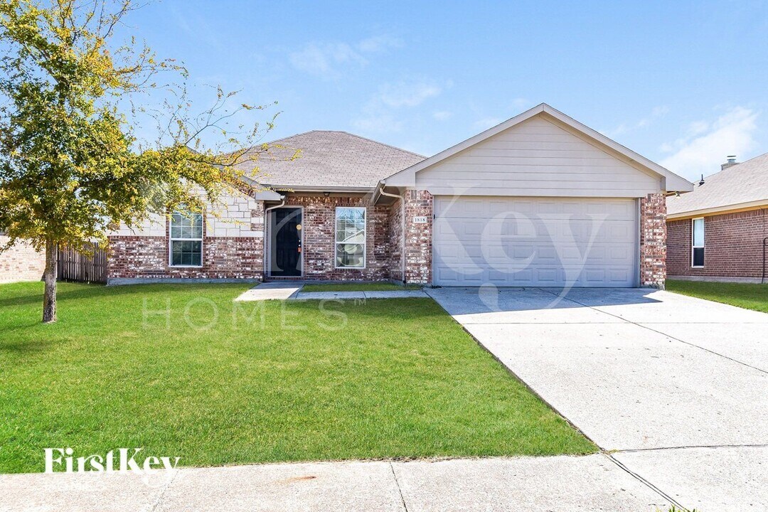 1818 Willowbrook Dr in Terrell, TX - Foto de edificio