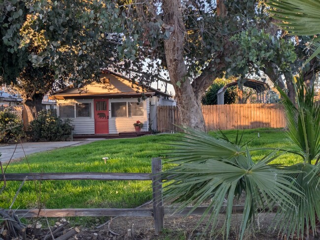 5615 Mountain View Ave in Riverside, CA - Foto de edificio - Building Photo