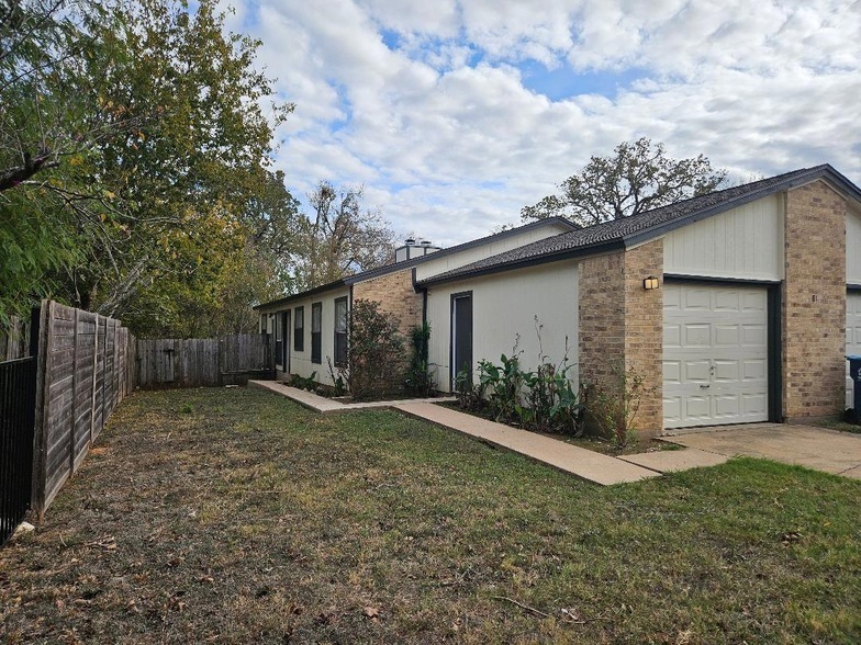 813 Lloyd Ln in Elgin, TX - Building Photo