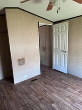 1001 Co Rd 773 in Devine, TX - Foto de edificio - Building Photo