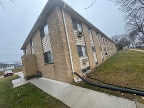 4100 S 51st St in Greenfield, WI - Foto de edificio - Building Photo