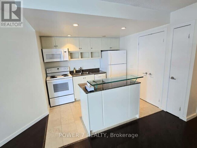 8 York St in Toronto, ON - Building Photo - Building Photo