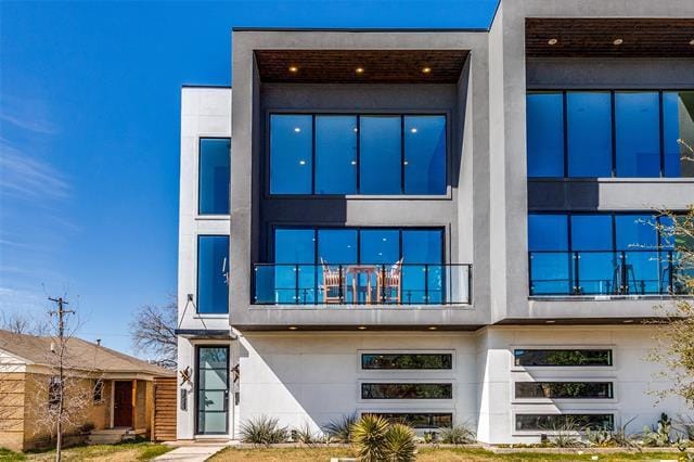 3523 N Versailles Ave