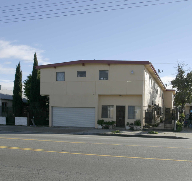 9300 S Western Ave in Los Angeles, CA - Building Photo - Building Photo