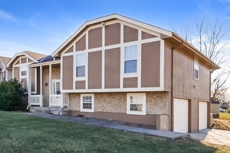 1711 Roberta Dr in Raymore, MO - Building Photo - Building Photo