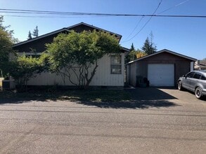 1510 Thompson Rd in Coos Bay, OR - Building Photo - Building Photo