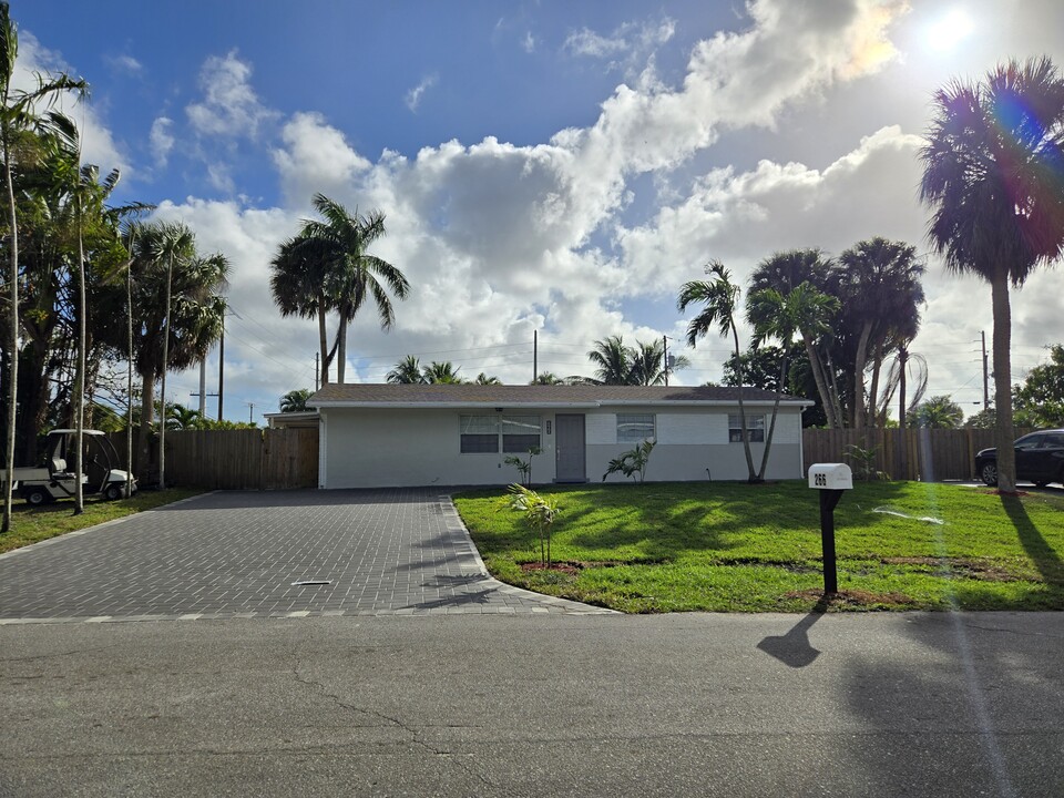 266 W Shadyside Cir in West Palm Beach, FL - Building Photo