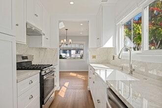 135 N Alisos St in Santa Barbara, CA - Building Photo - Building Photo