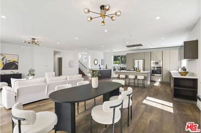 6146 Whitsett Ave in Los Angeles, CA - Building Photo - Building Photo