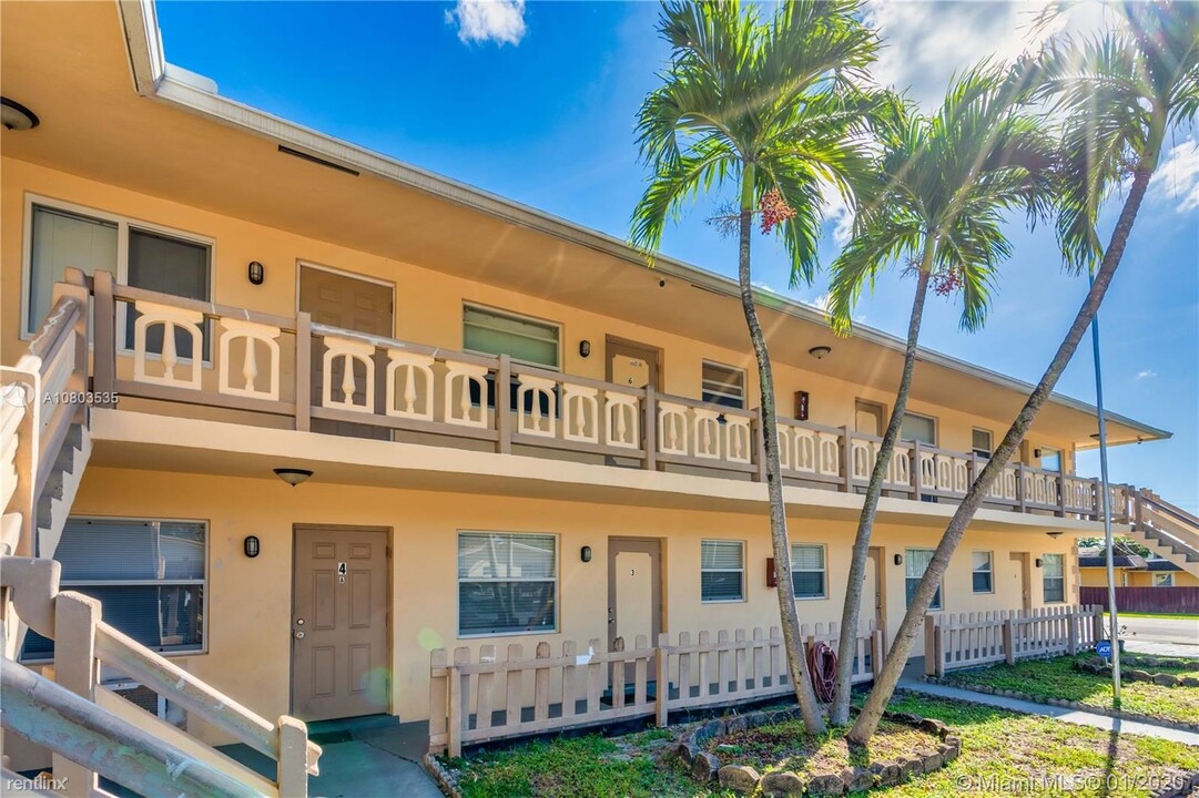 495 NW 43rd Ct in Oakland Park, FL - Building Photo