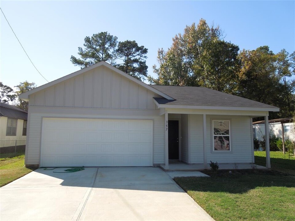 357 Goldenrod in Livingston, TX - Foto de edificio