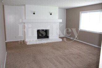 243 Tracy Rd in New Whiteland, IN - Foto de edificio - Building Photo