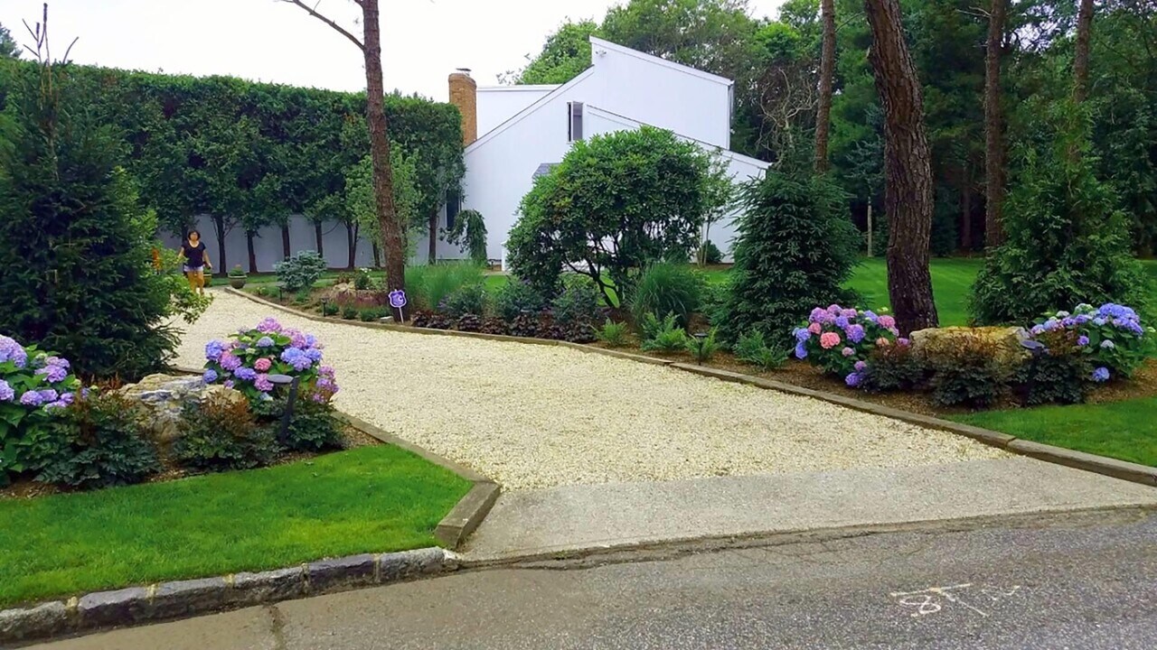 5 Cedarfield Ln in Westhampton, NY - Building Photo