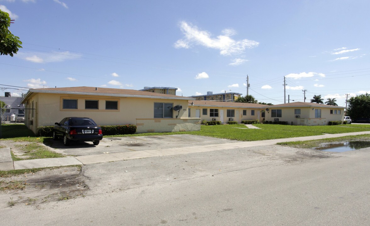 4711 NW 6th St in Miami, FL - Building Photo