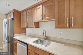 1401 N Rhodes St in Arlington, VA - Building Photo - Building Photo
