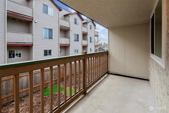 8911 Holly Dr, Unit 210 in Everett, WA - Building Photo - Building Photo