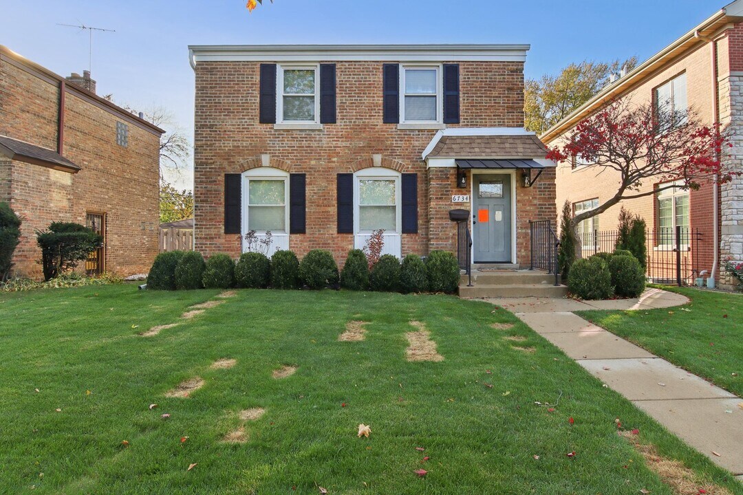 6734 Hamlin Ave in Lincolnwood, IL - Building Photo
