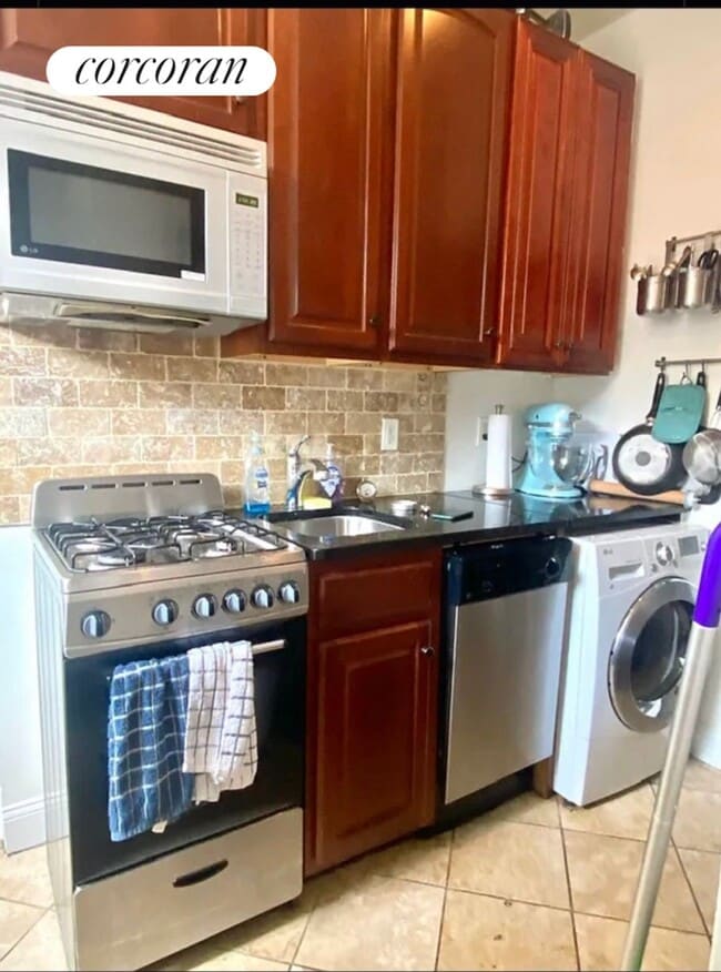 235 E 4th St in New York, NY - Building Photo - Building Photo