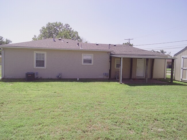 1810 Cone St in Hutchinson, KS - Building Photo - Building Photo