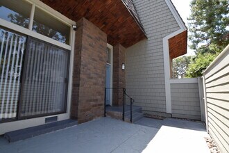 13340 Maxella Ave in Marina Del Rey, CA - Foto de edificio - Building Photo