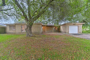 6425 N Ridgecrest Dr in Hitchcock, TX - Building Photo