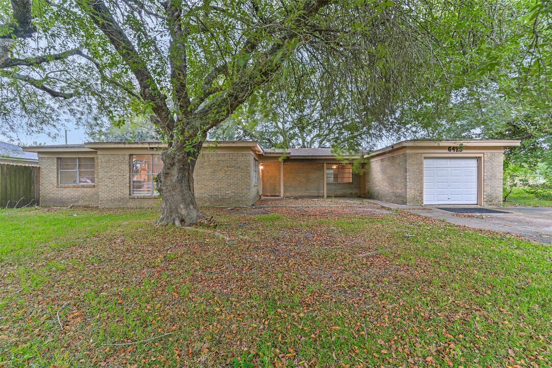 6425 N Ridgecrest Dr in Hitchcock, TX - Building Photo