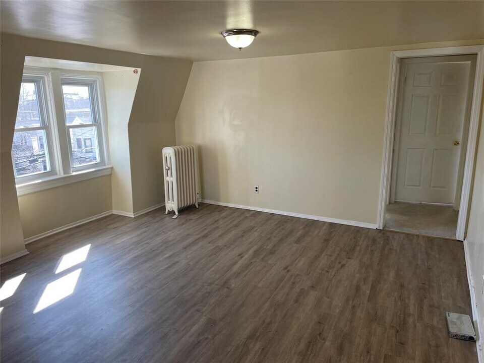 713 E 239th St-Unit -#3 in Bronx, NY - Building Photo