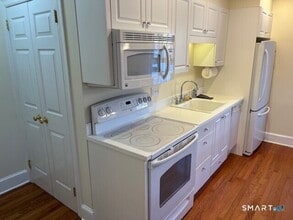 120 Woodland Rd, Unit Over-Garage-APT in New Canaan, CT - Foto de edificio - Building Photo