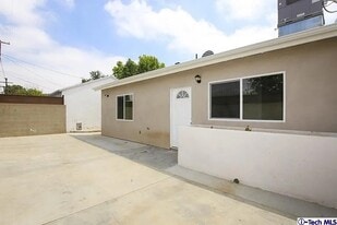 7435 Collett Ave in Van Nuys, CA - Building Photo