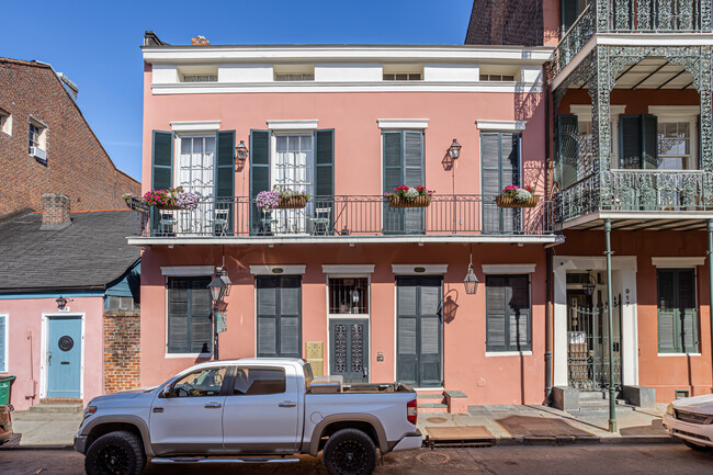 921 Dumaine St in New Orleans, LA - Foto de edificio - Building Photo