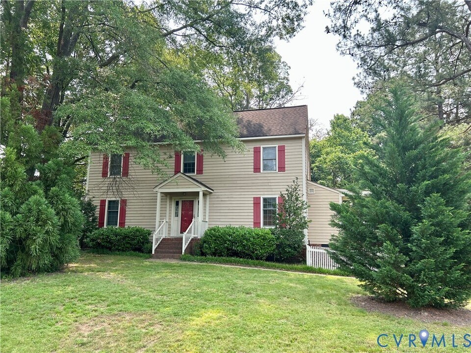 8203 Spring Meadow Rd in Richmond, VA - Foto de edificio
