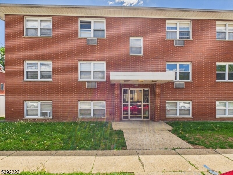 100 Luttgen Pl in Linden, NJ - Building Photo