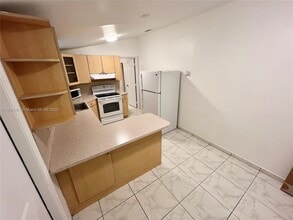 1674 NE 174th St in North Miami Beach, FL - Building Photo - Building Photo