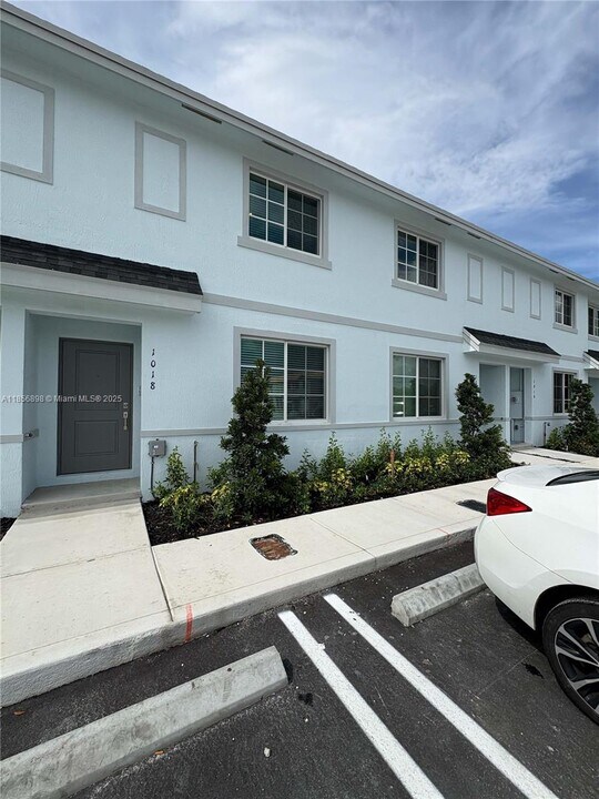 1018 W Davis Pkwy in Florida City, FL - Building Photo