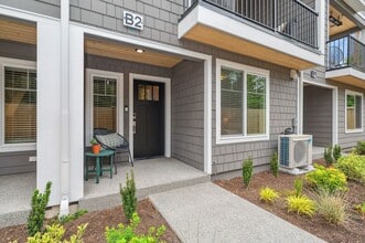 13730 Manor Way in Lynnwood, WA - Building Photo - Building Photo