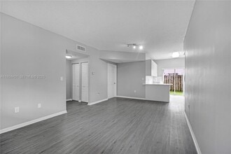 8021 Lake Dr in Doral, FL - Building Photo - Building Photo