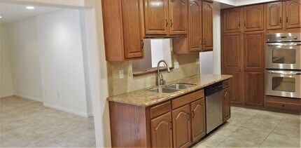 4915 Densmore Ave in Encino, CA - Building Photo - Building Photo