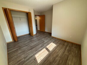 309 Williamsburg Pl in New Richmond, WI - Building Photo - Building Photo