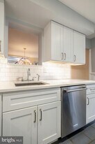 908 S Front St in Philadelphia, PA - Building Photo